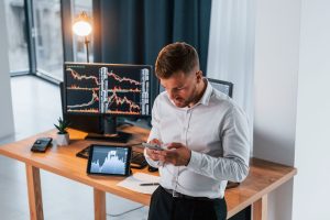 Empresário estuda sua próxima estratégia de investimentos.