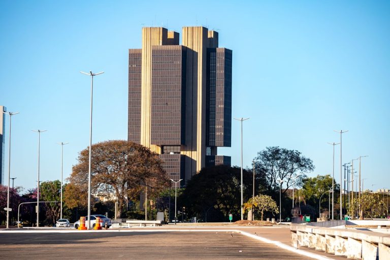 Como a política monetária do BC impacta a economia?