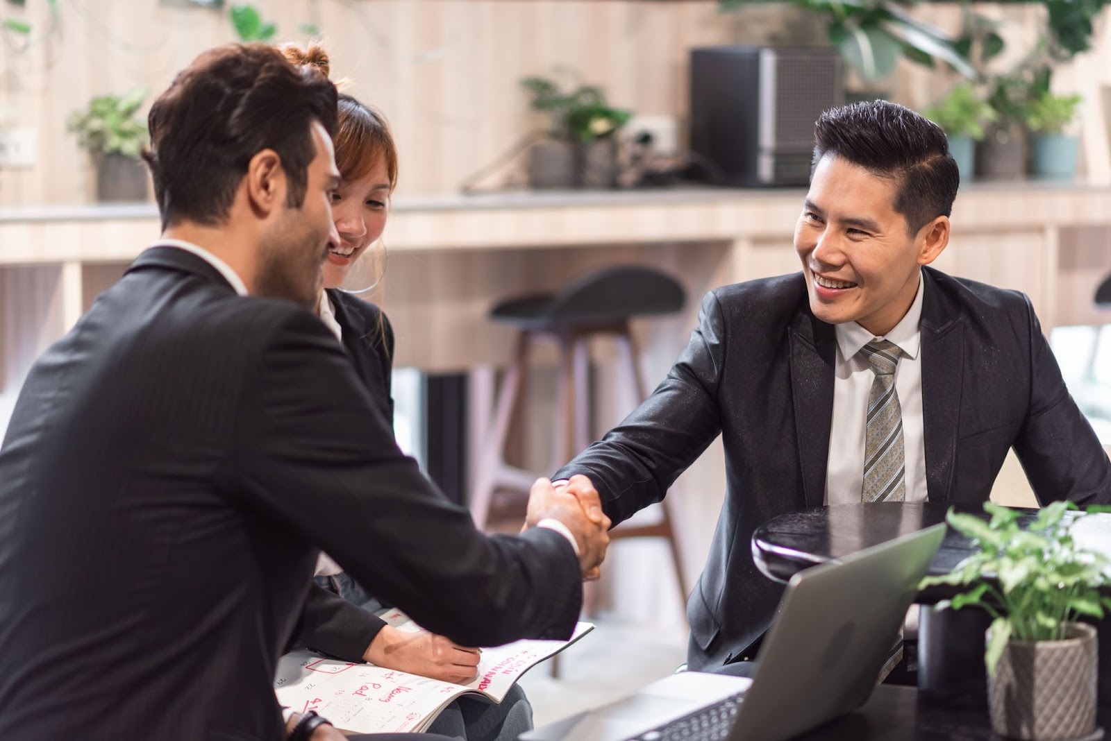 Como usar persuasão nos negócios: o que Aristóteles pode ensinar para fechar mais contratos?