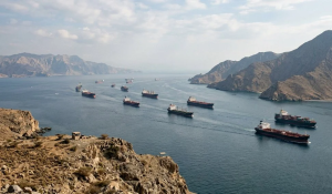 Alguns navios conseguem atravessar o bloqueio do Estreito de Ormuz com aval do Irã.