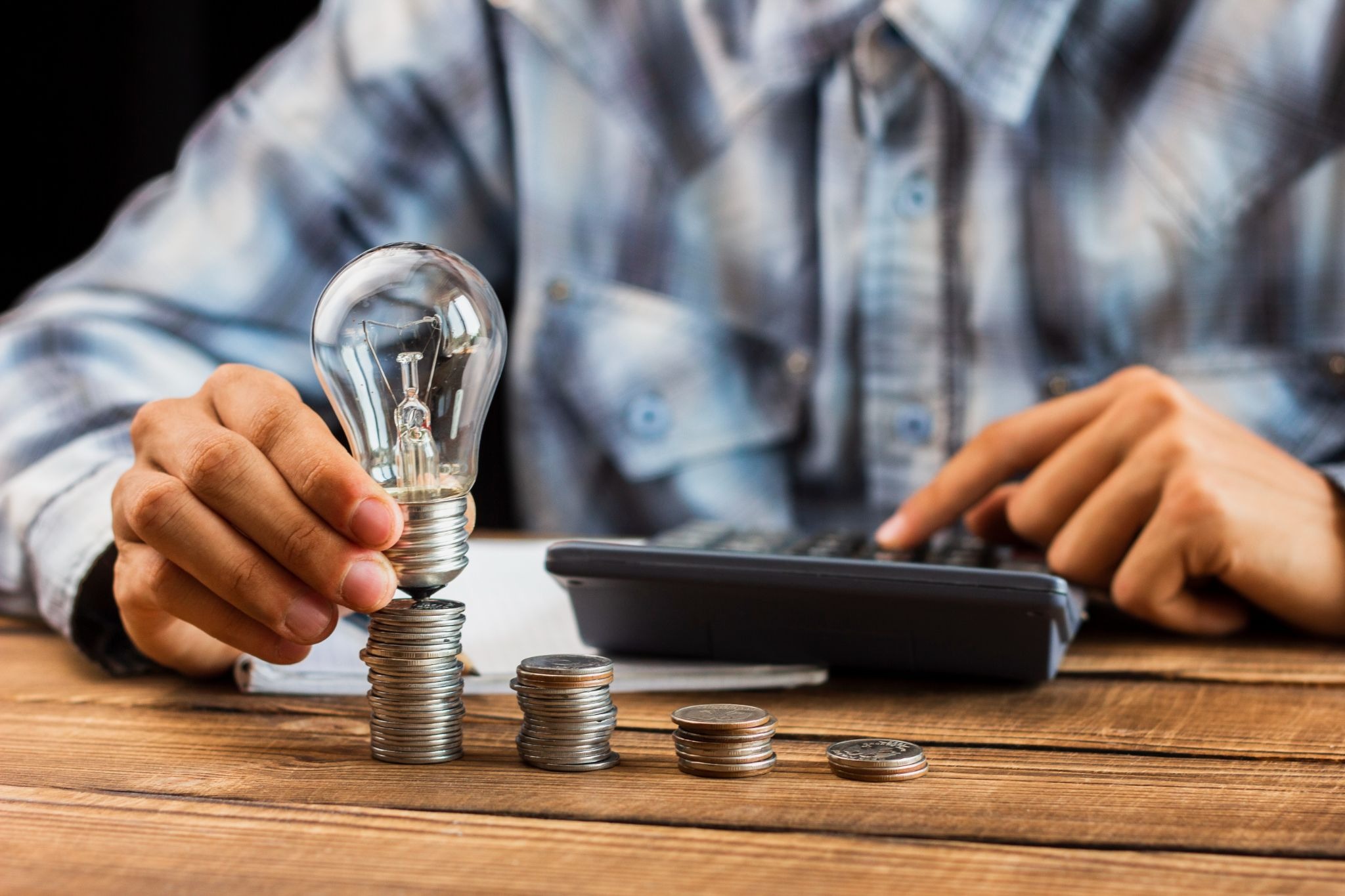 Homem estuda estratégias para economizar energia em tempos de crise.