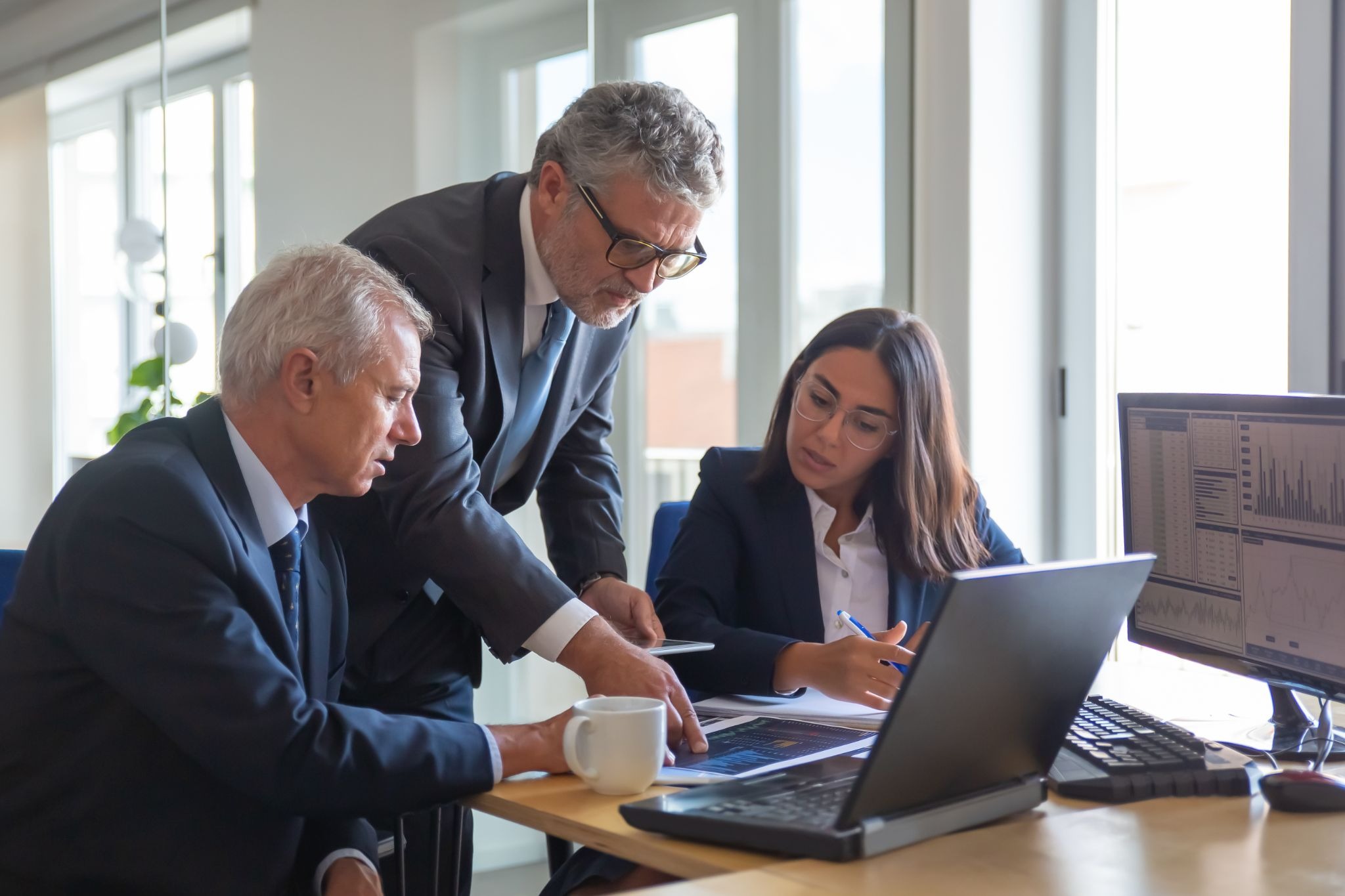 Executivos discutem o compliance de uma empresa.