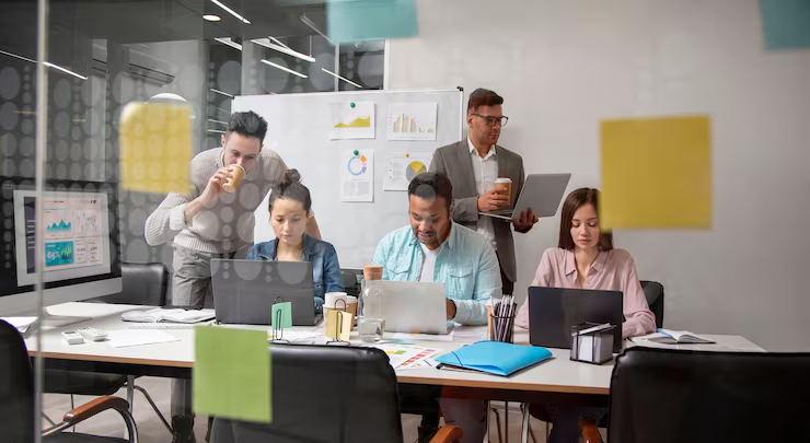 Jovens empreendedores em uma sala de reunião.