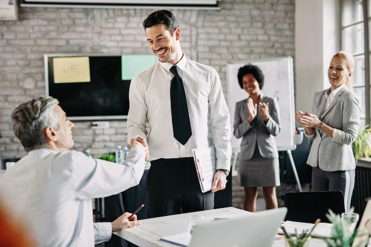 Colaborador e chefe em uma reunião.
