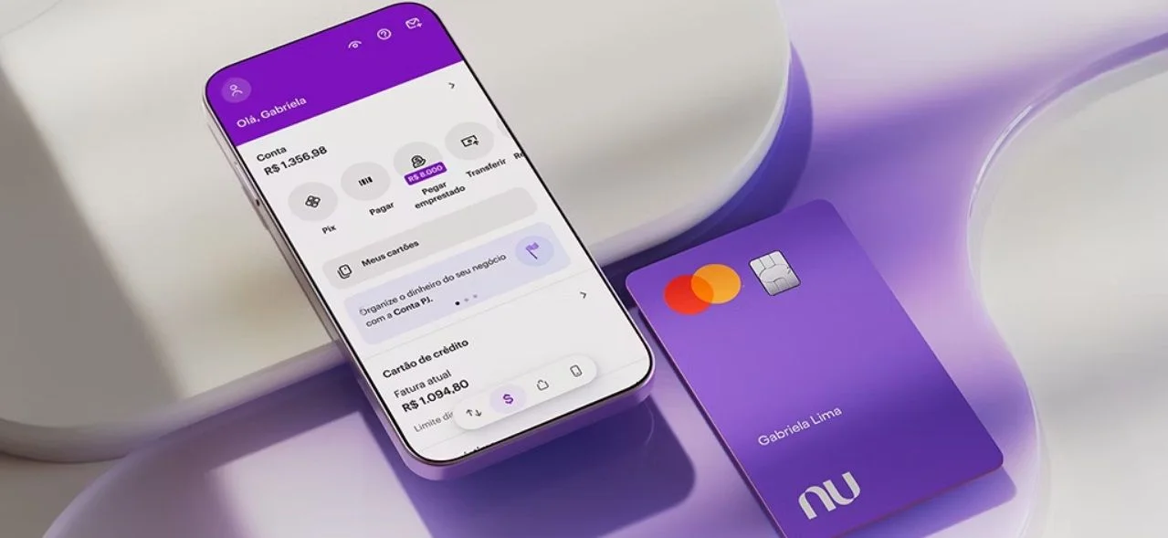 Aplicativo e cartão Nubank.