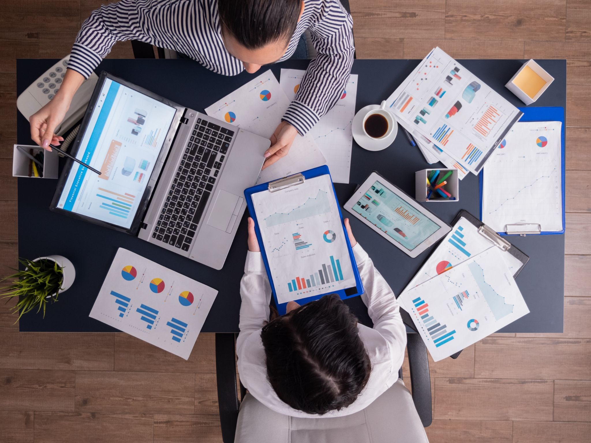Executivos de marketing estudam novas estratégias.