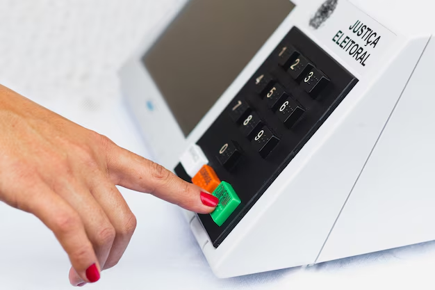 Eleitores registram o voto na urna eletrônica no Brasil.