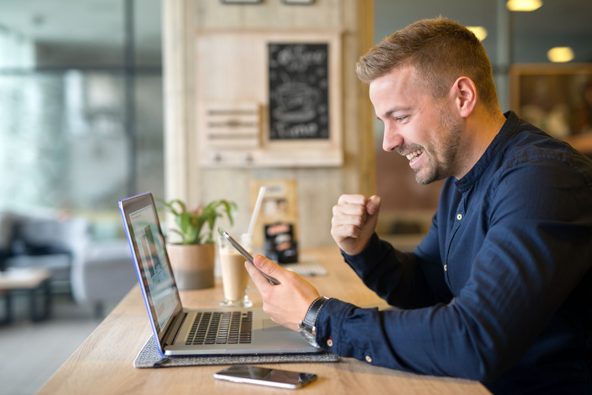 Jovem empreendedor realiza o seu planejamento de carreira.