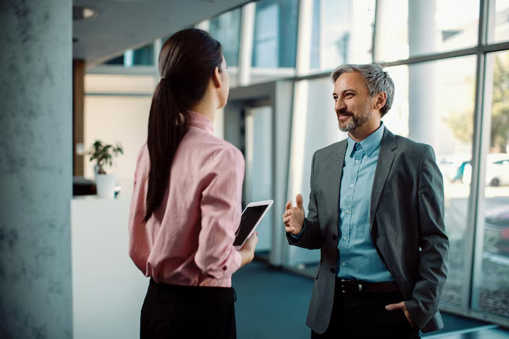 Colaborador e empregador em uma conversa de negociação.