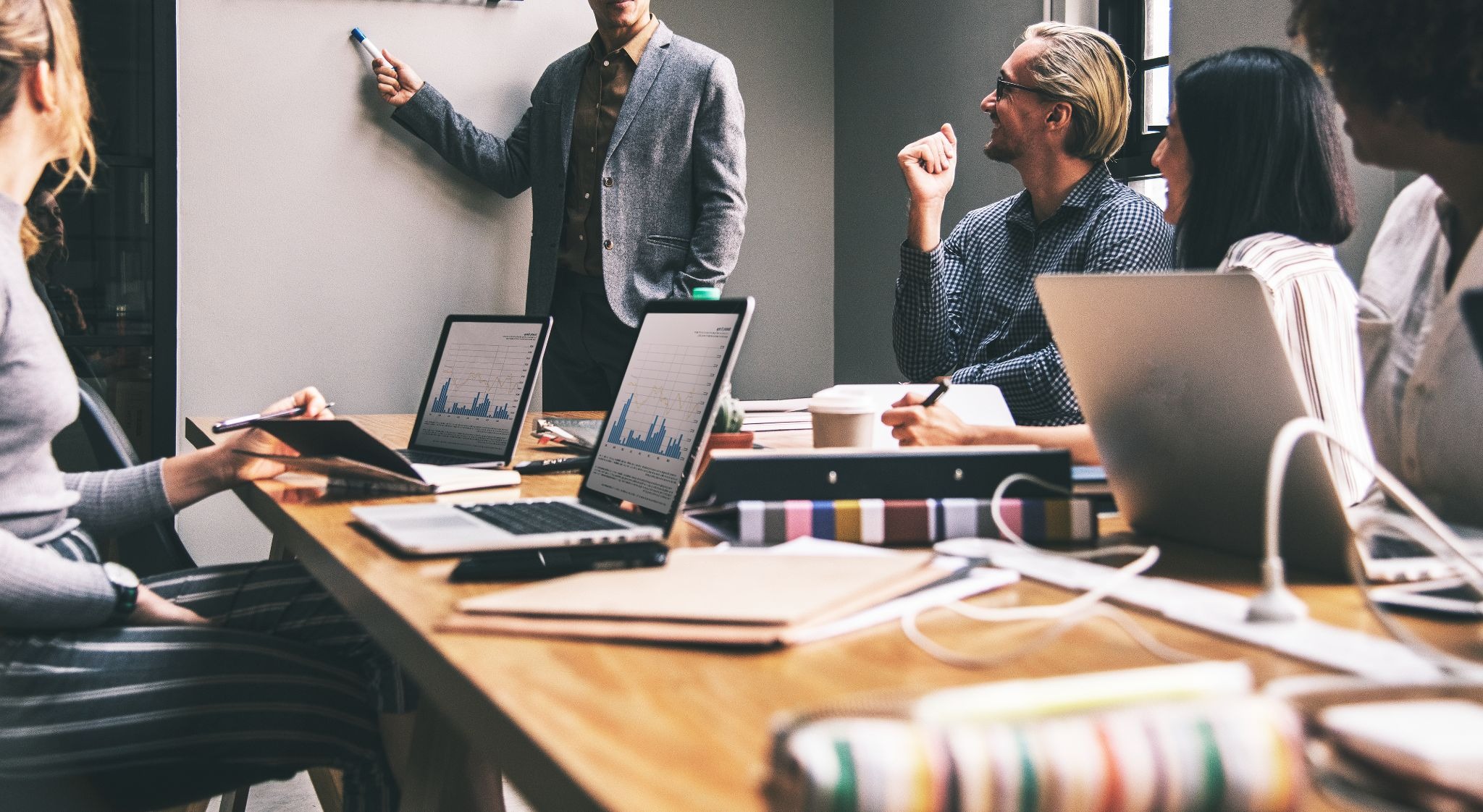 Empreendedores em uma reunião de negócios.