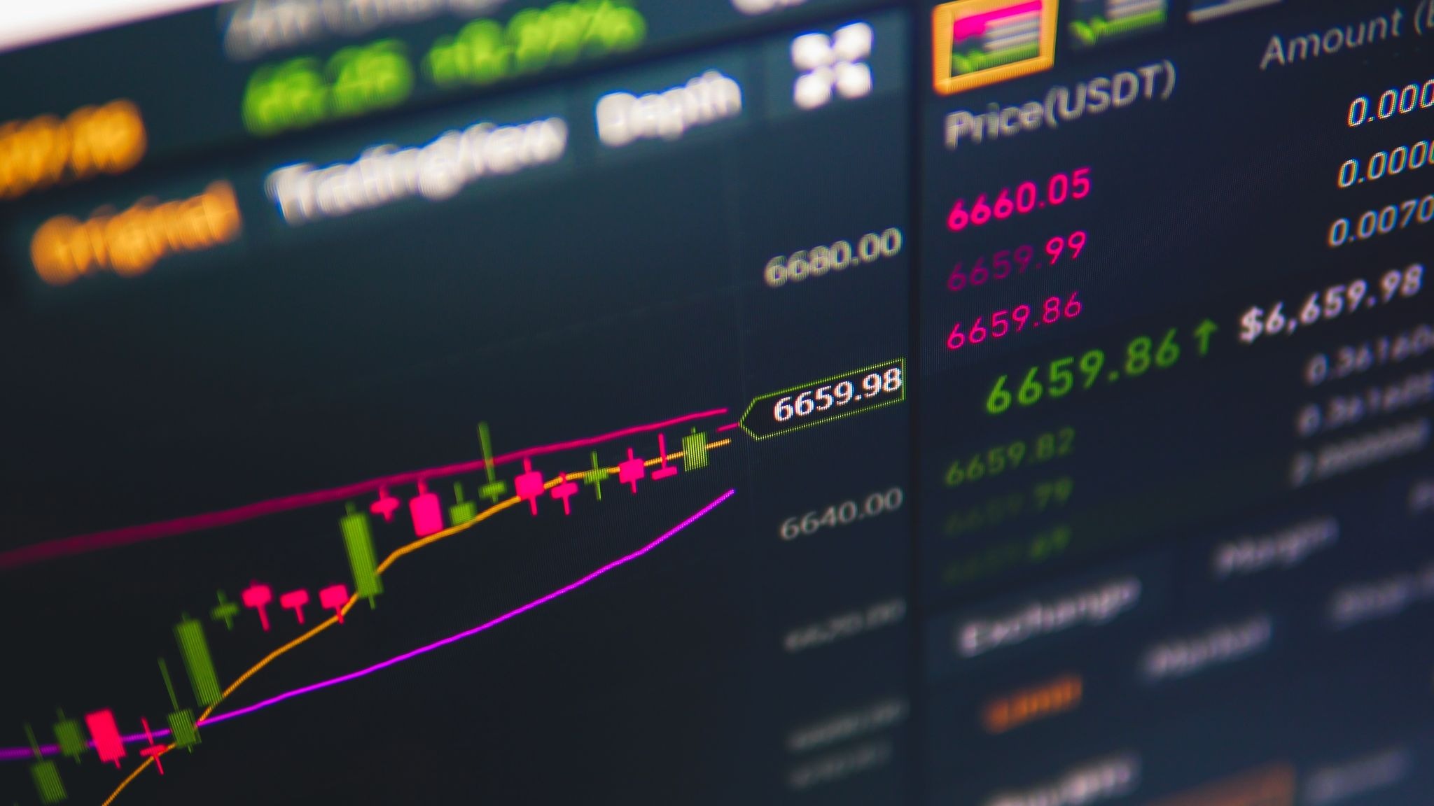 Investidor acompanha o mercado.