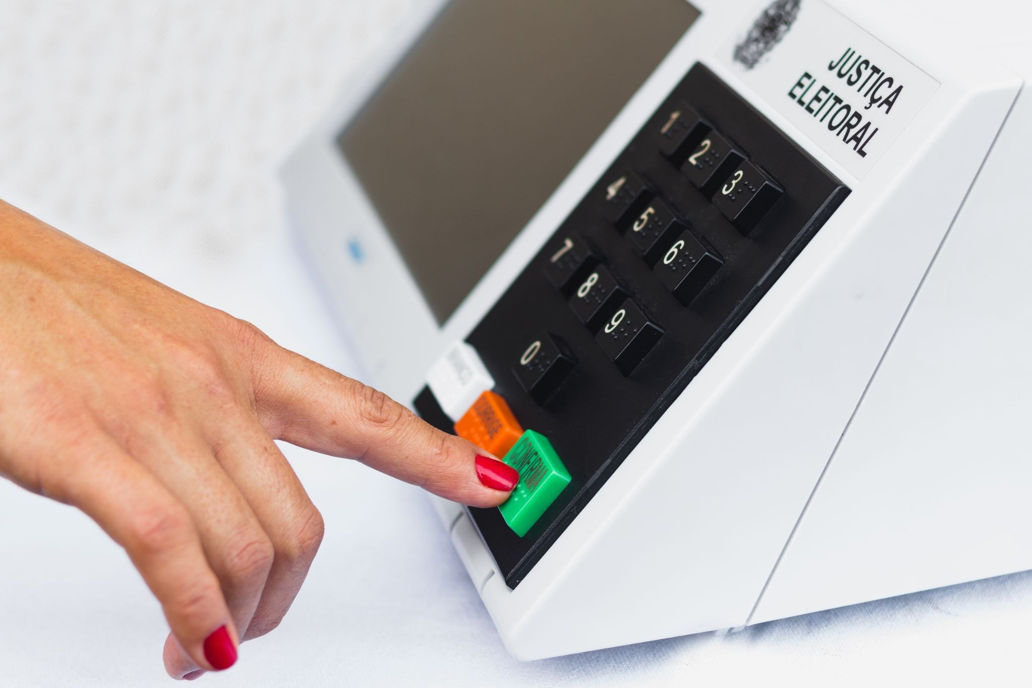 Eleitora deposita seu voto na urna eletrônica.