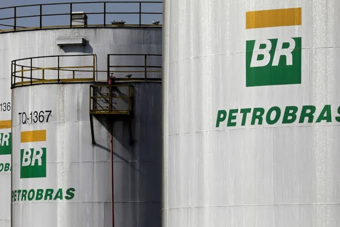A Petrobras define os preços da gasolina no Brasil.