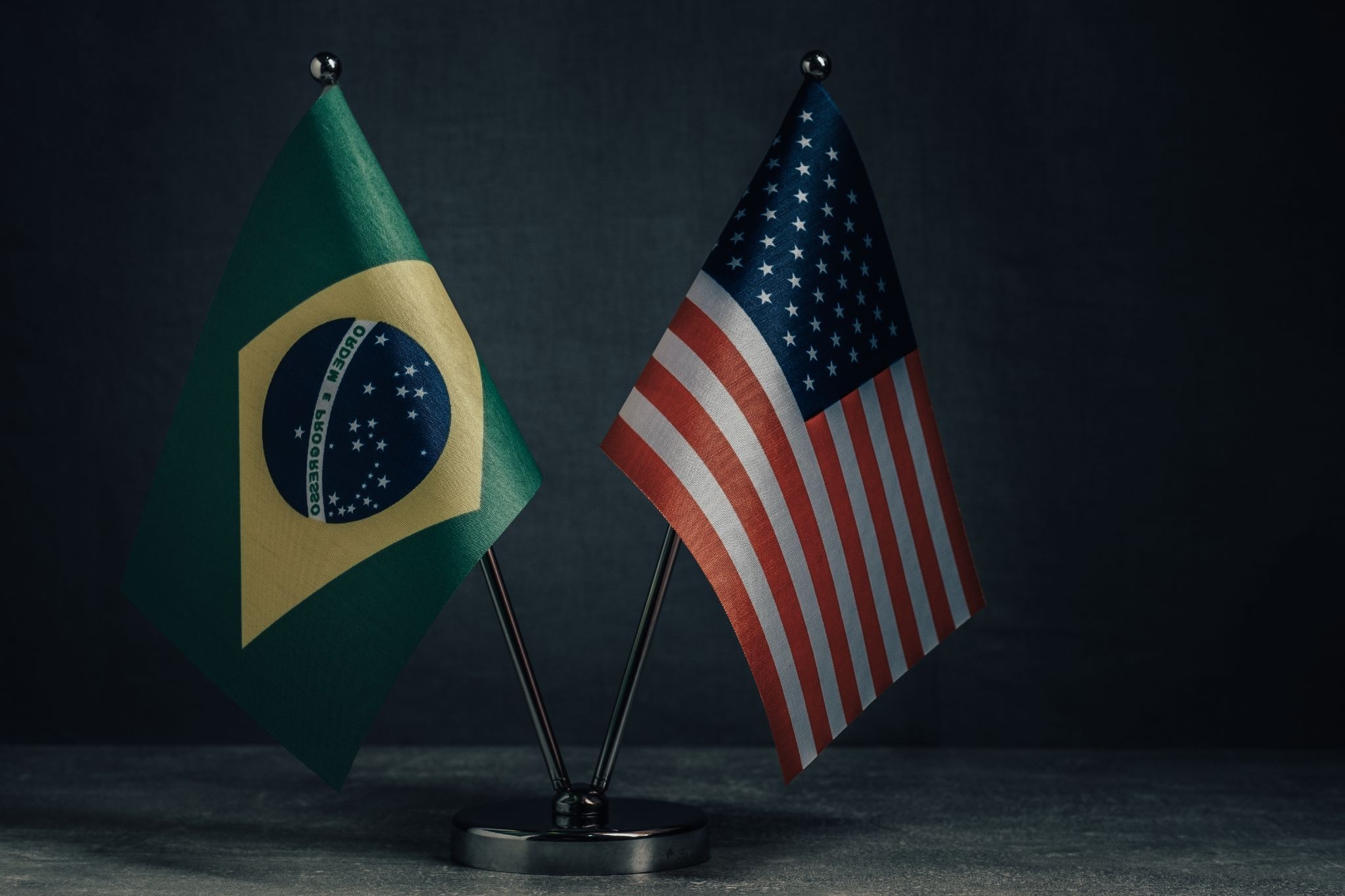 Bandeiras dos EUA e do Brasil.