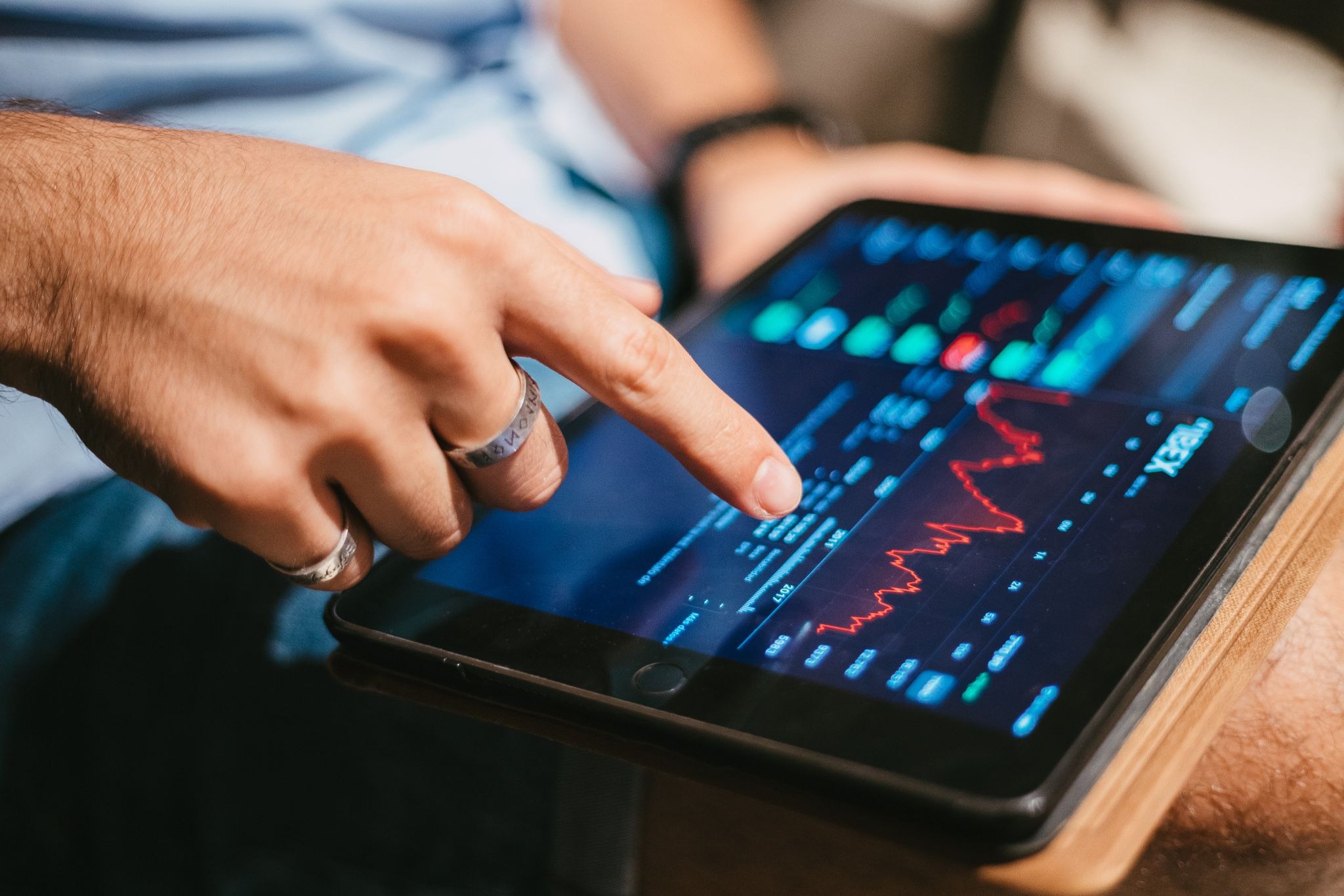 Investidor acompanha os movimentos do mercado pelo tablet.