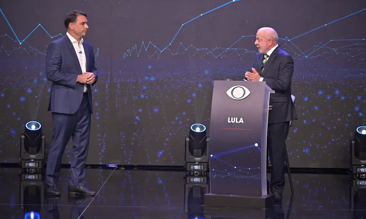 Lula e Flávio Bolsonaro debatem na Band.