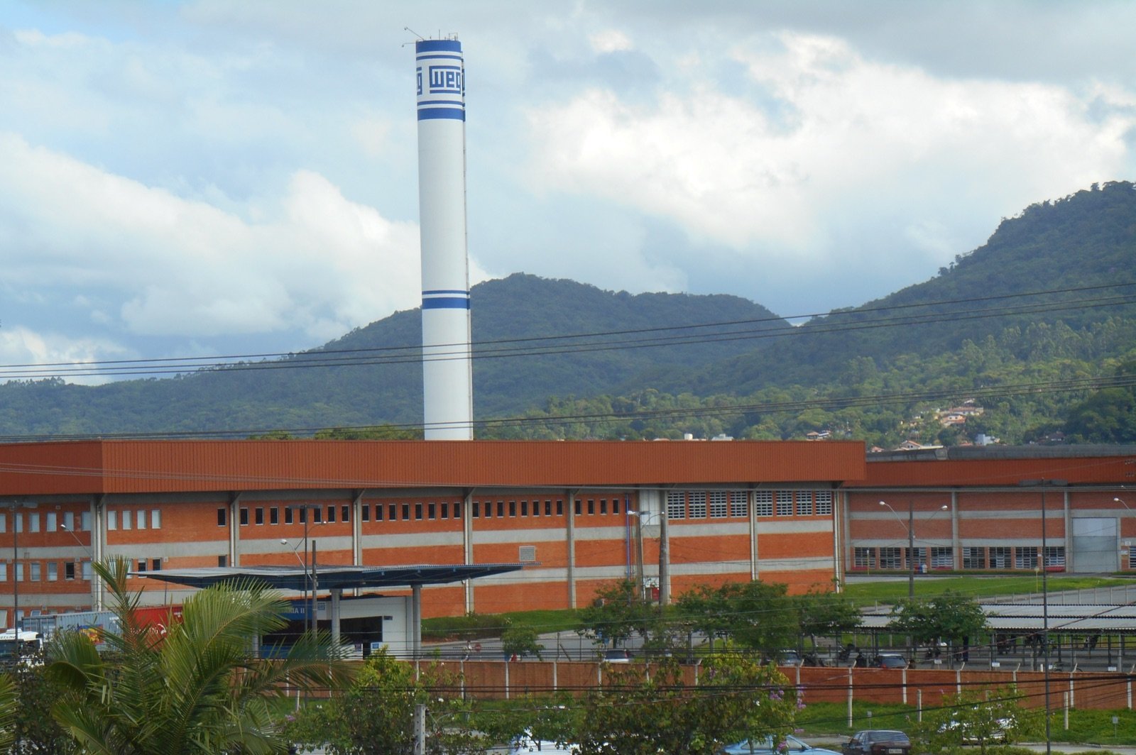 Fábrica da WEG com chaminé com a marca da empresa, em Jaraguá do Sul